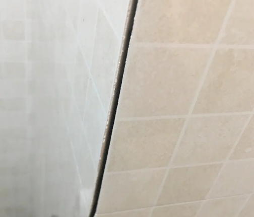 桂林瓷砖空鼓维修公司分享阳台瓷砖脱落的修复过程可以分为以下几个步骤