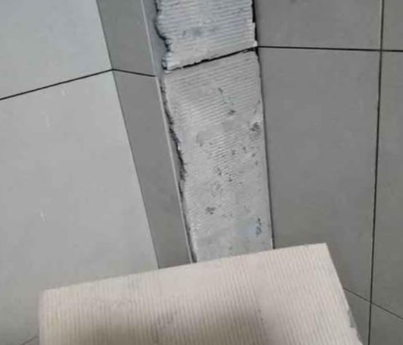 桂林瓷砖空鼓维修公司分享下厨房瓷砖脱落的补救措施。